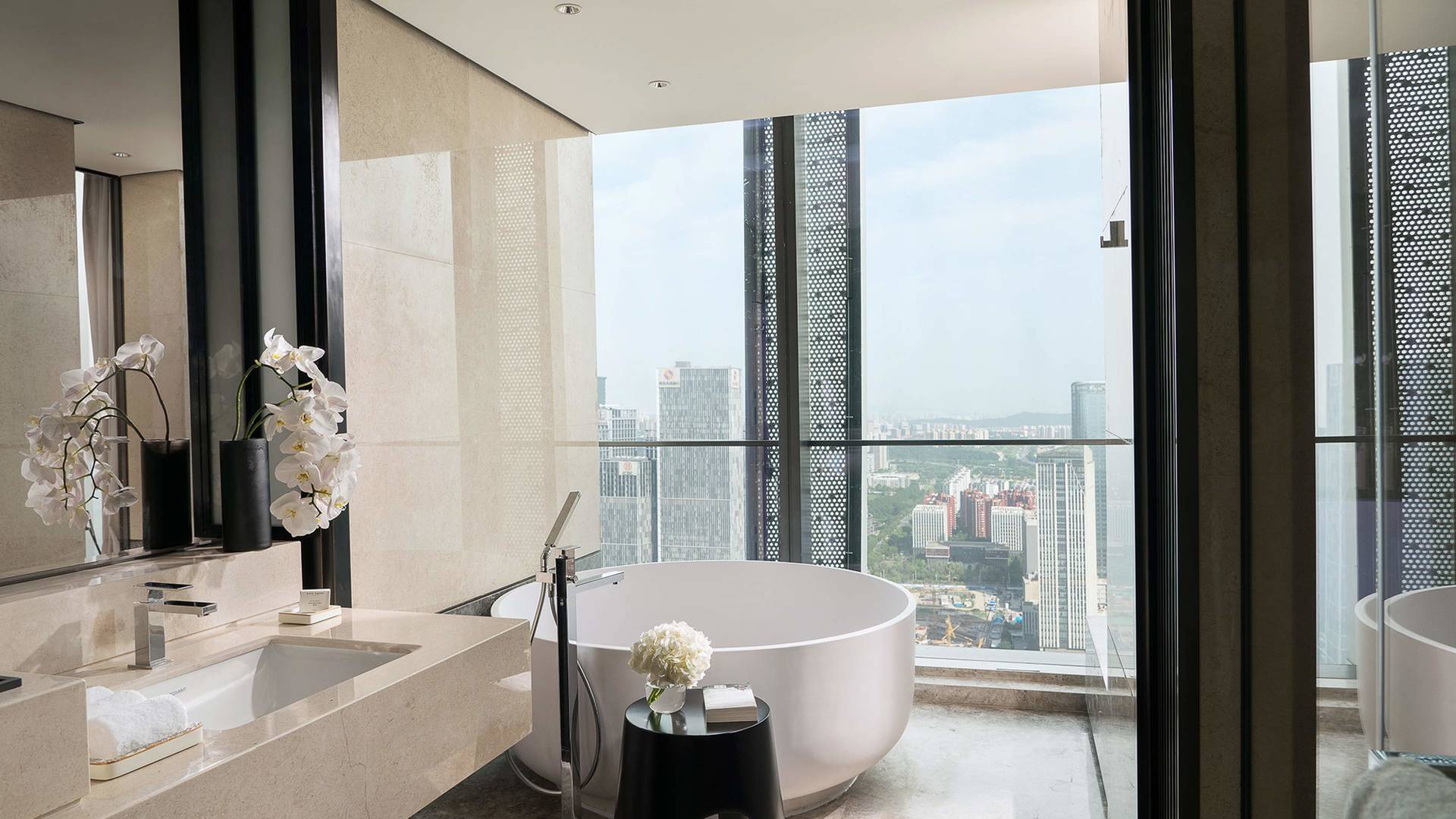 Jumeirah bathroom views Nanjing_6-9