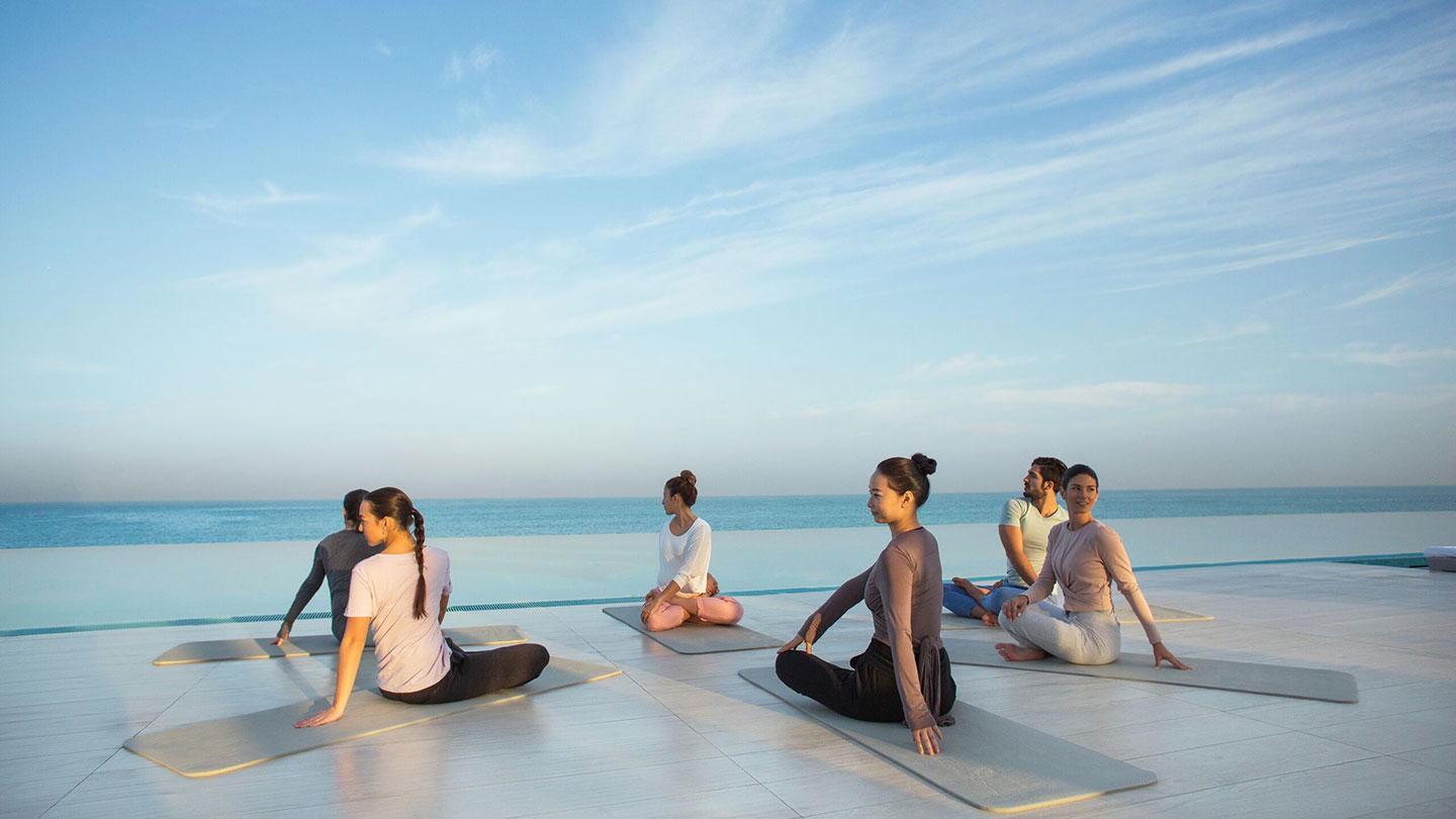 Mujeres haciendo yoga en la playa